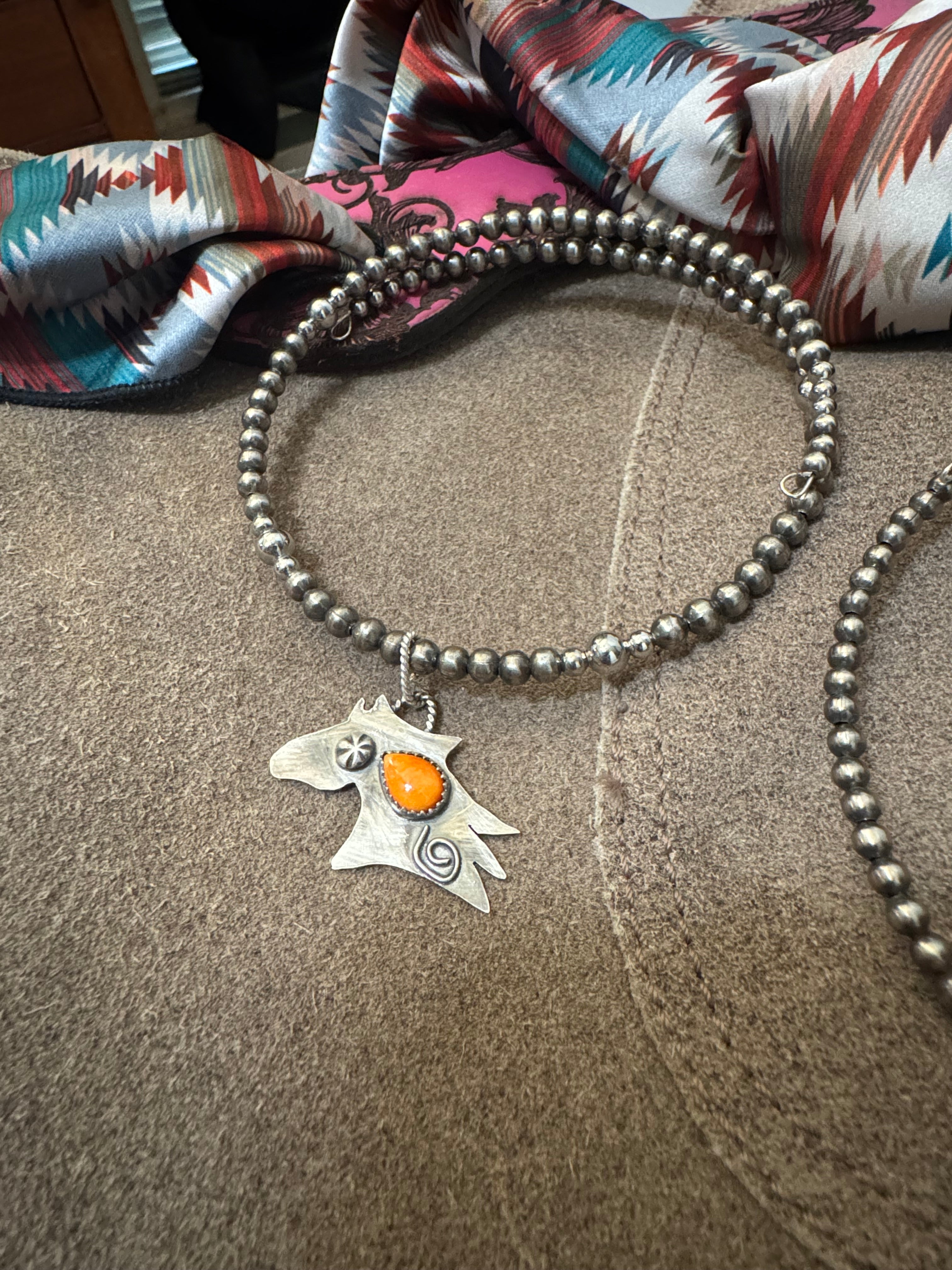 Horse head choker